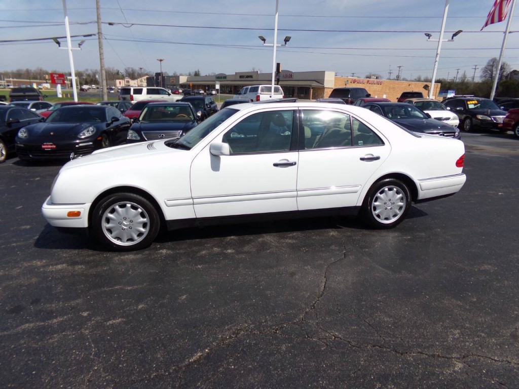 1999 Mercedes-Benz E-Class Image 2