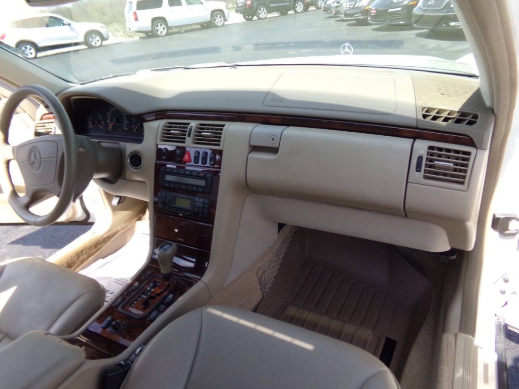 1999 Mercedes-Benz E-Class Image 26