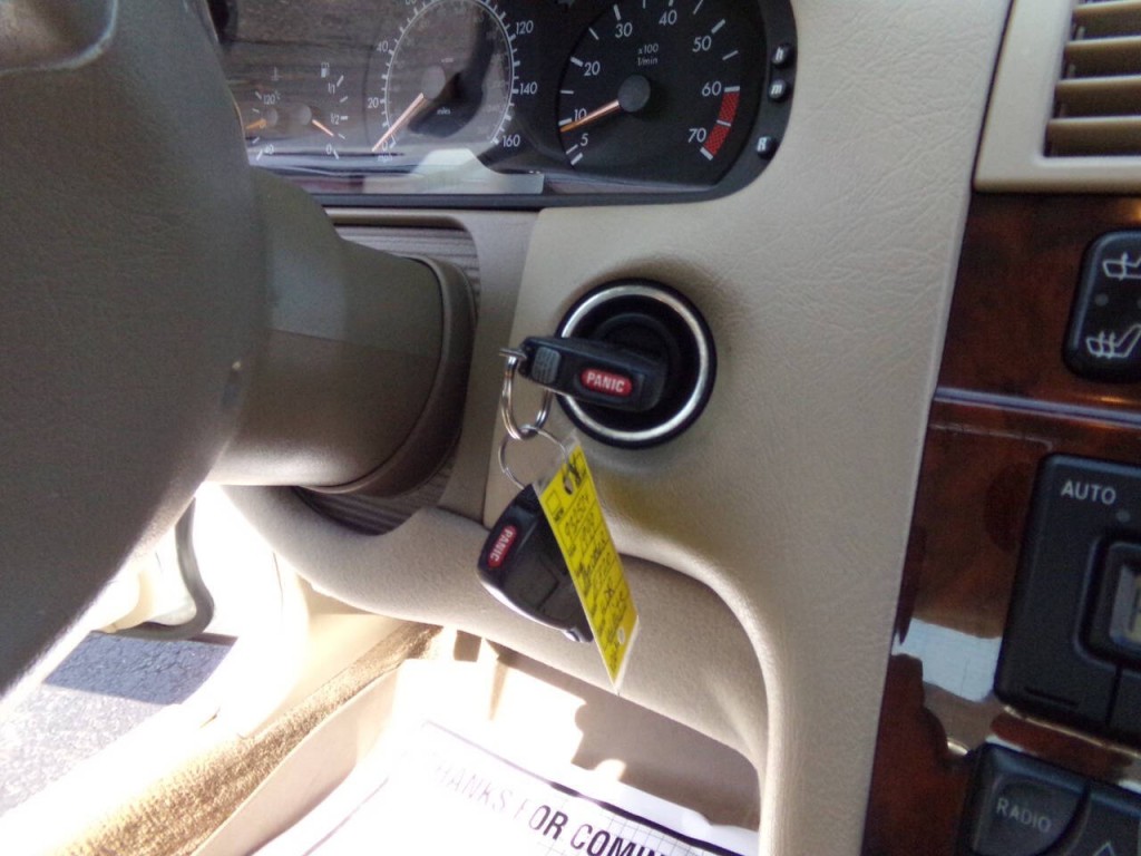 1999 Mercedes-Benz E-Class Image 32