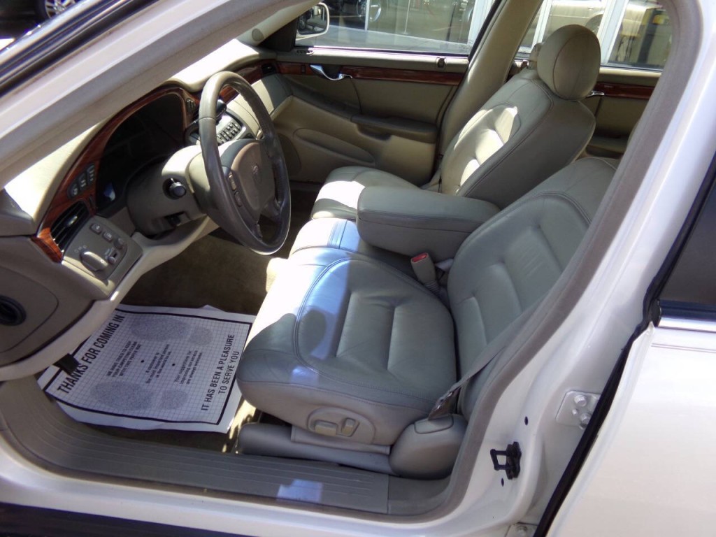 2001 Cadillac DeVille Image 10