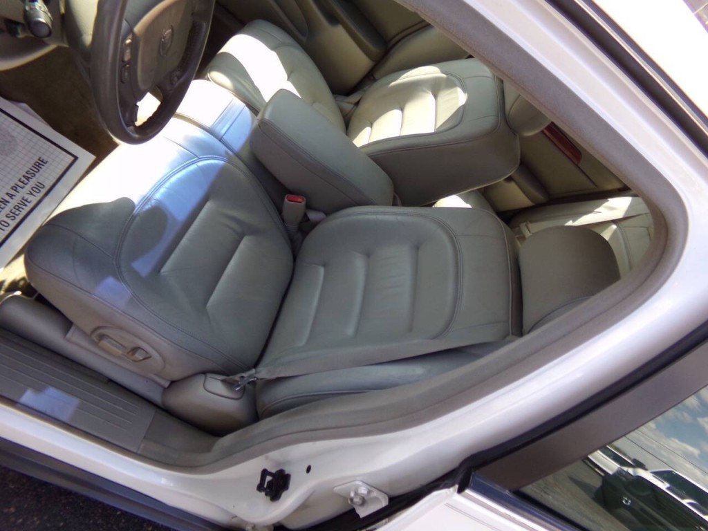 2001 Cadillac DeVille Image 11