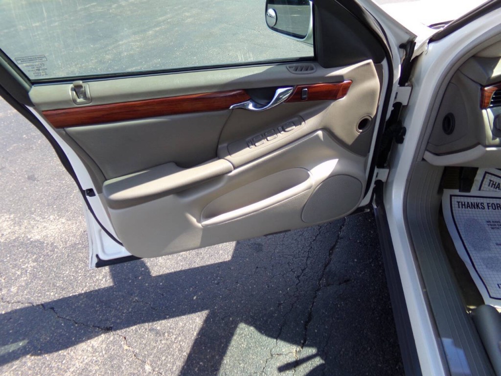 2001 Cadillac DeVille Image 12