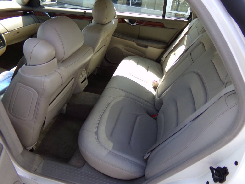 2001 Cadillac DeVille Image 13