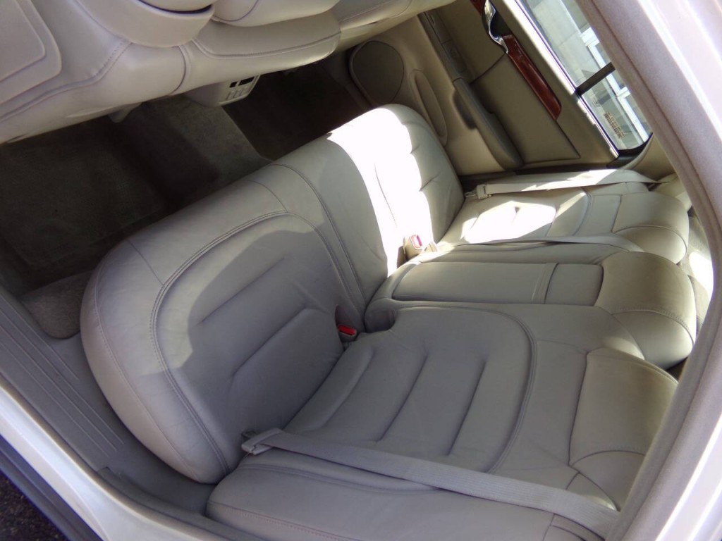 2001 Cadillac DeVille Image 14