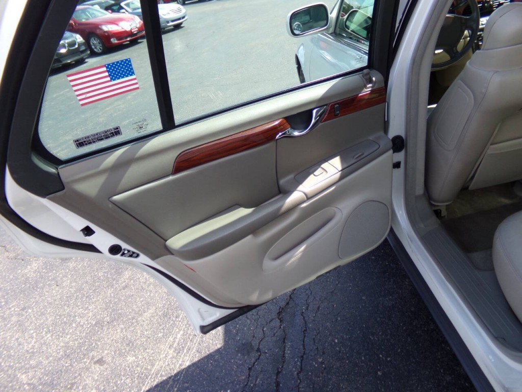2001 Cadillac DeVille Image 18