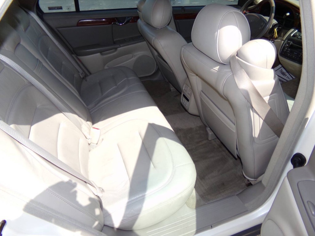 2001 Cadillac DeVille Image 21