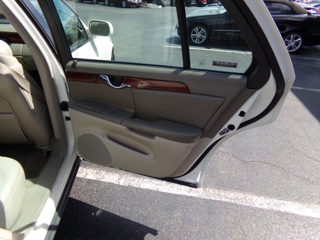 2001 Cadillac DeVille Image 24
