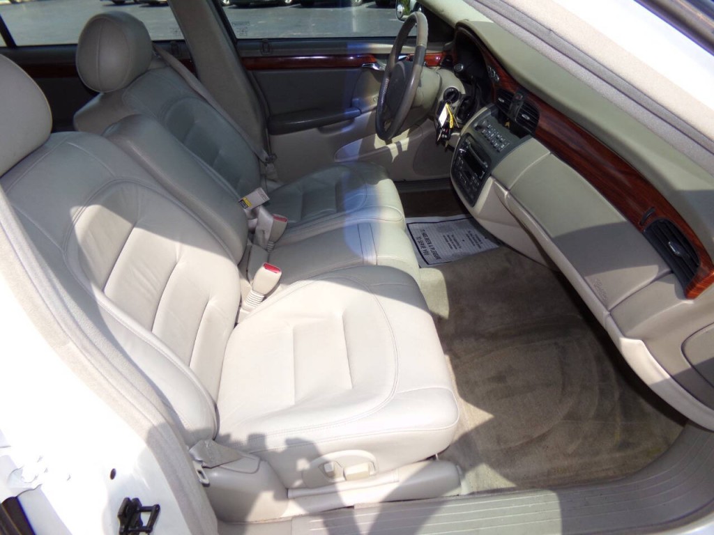 2001 Cadillac DeVille Image 25