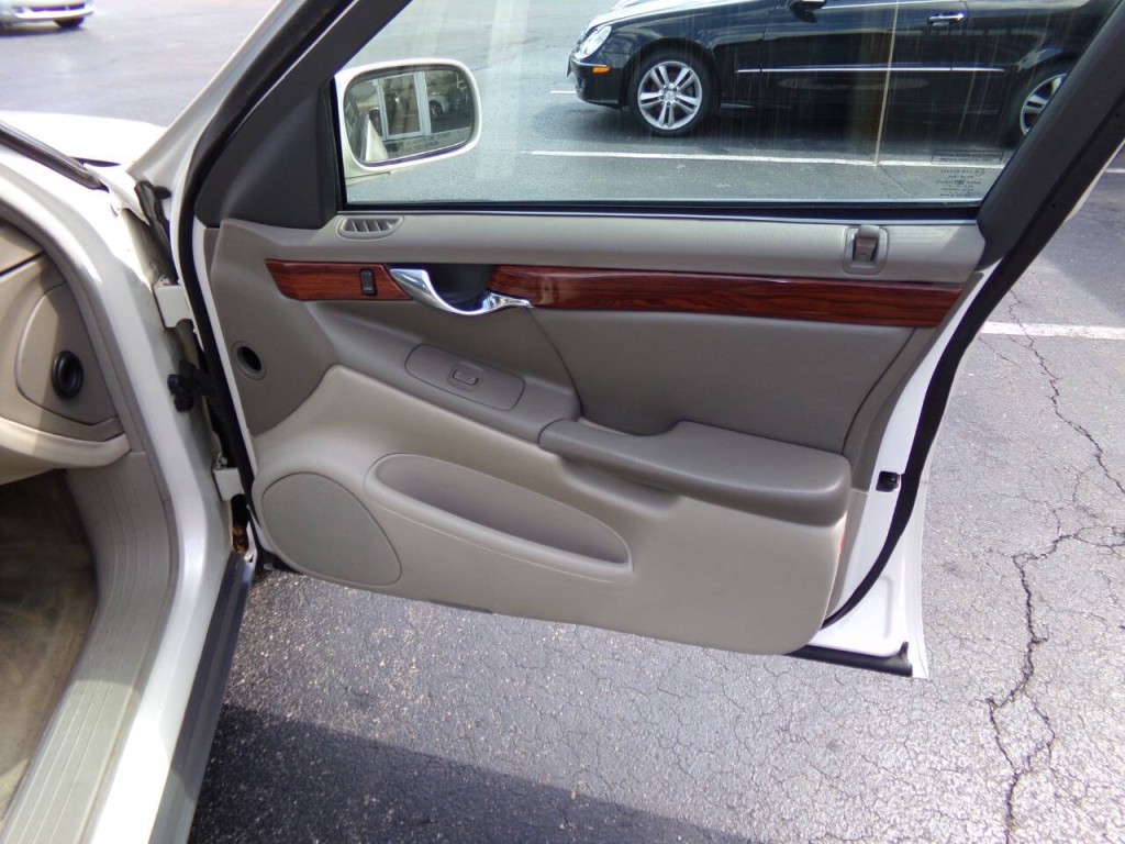 2001 Cadillac DeVille Image 27