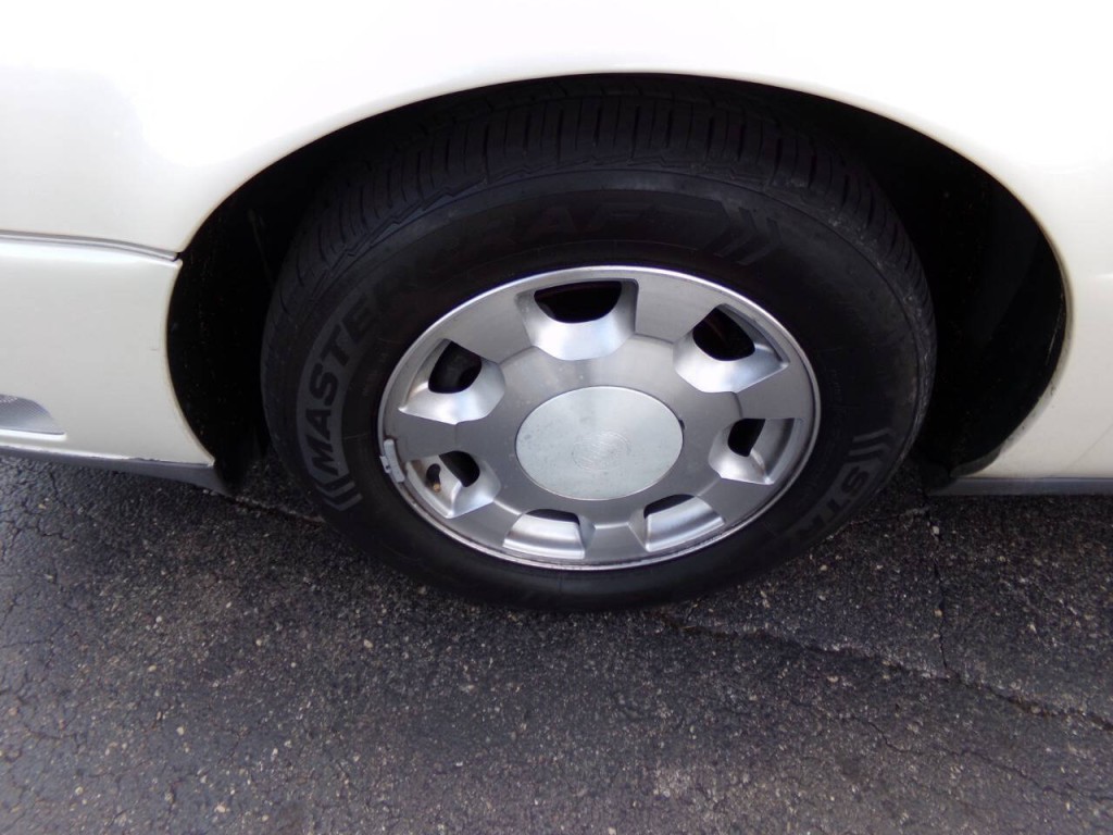 2001 Cadillac DeVille Image 31