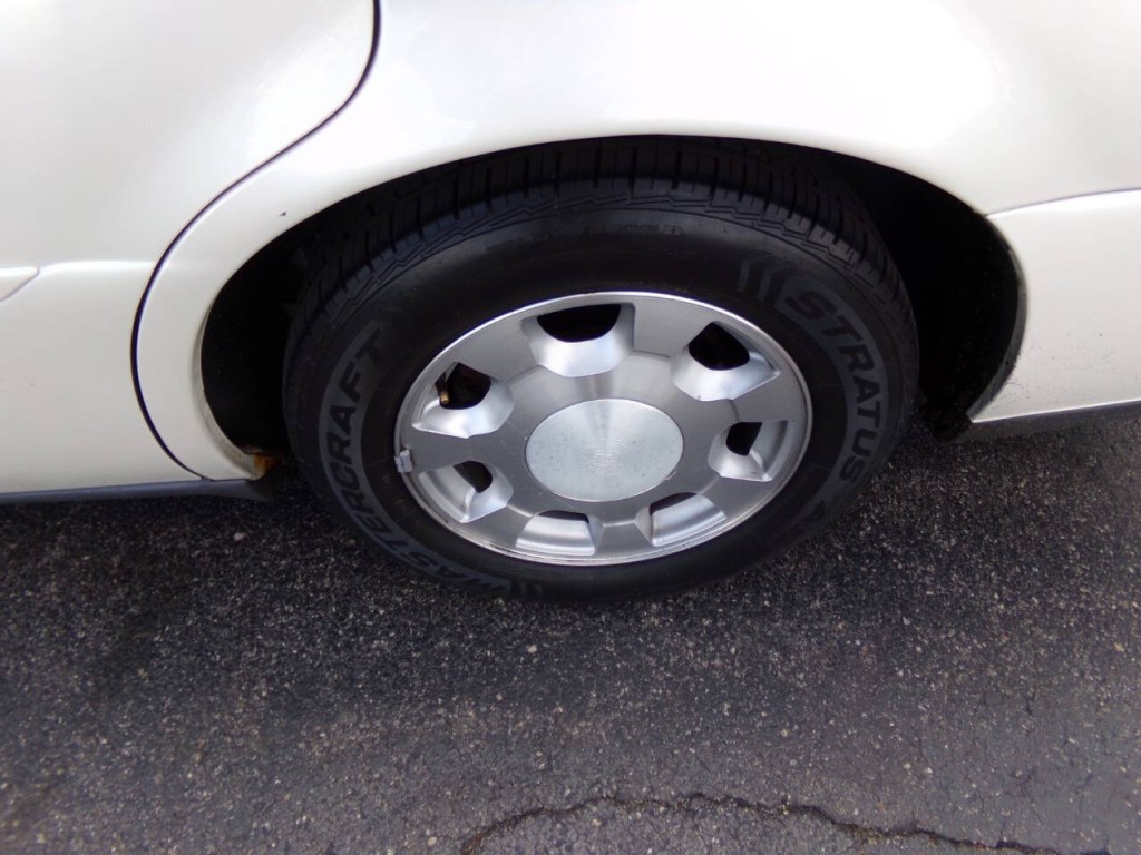2001 Cadillac DeVille Image 33