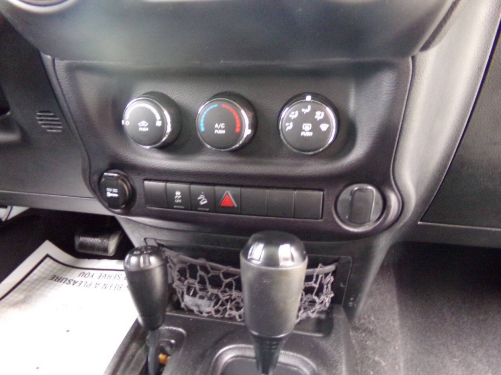 2015 Jeep Wrangler Image 17