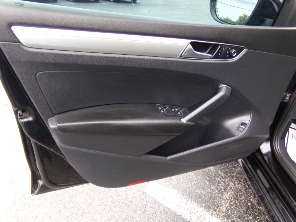 2016 Volkswagen Passat Image 11