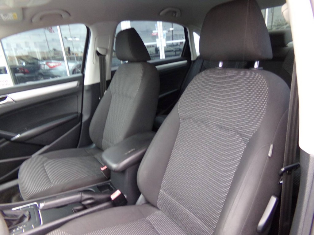 2016 Volkswagen Passat Image 14
