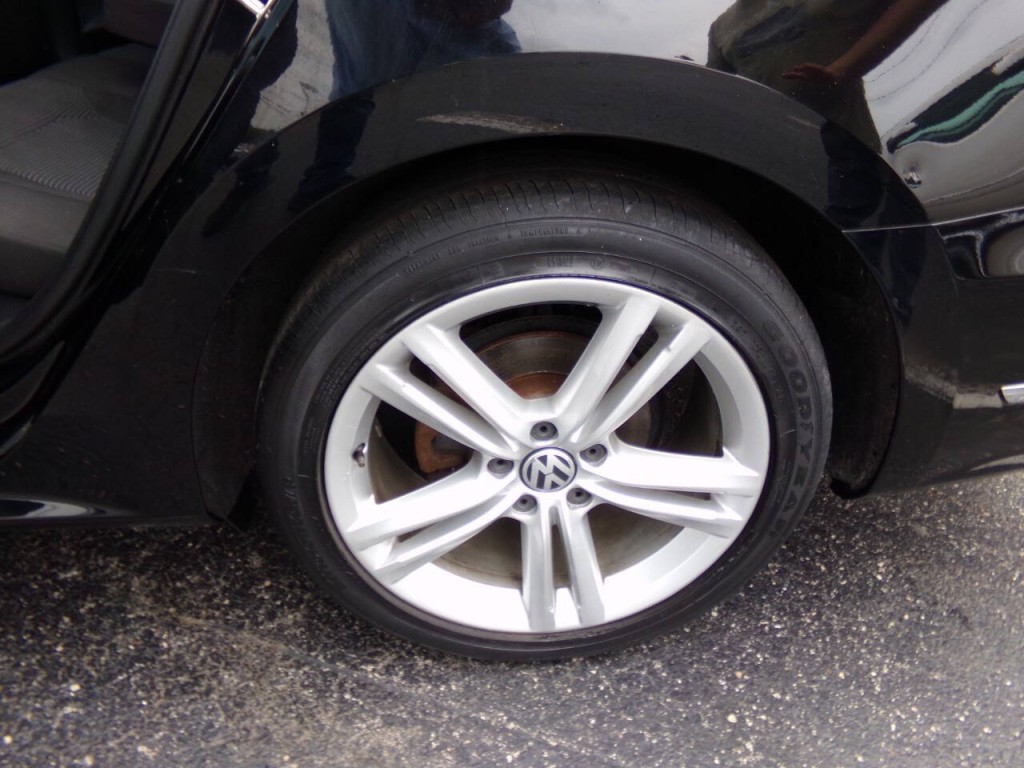 2016 Volkswagen Passat Image 15