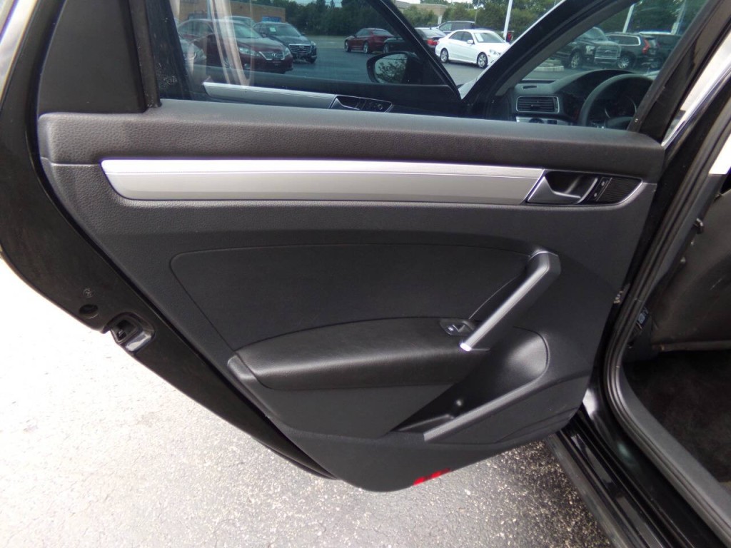 2016 Volkswagen Passat Image 16