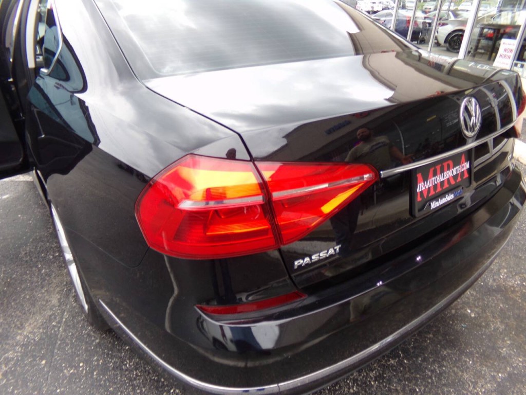 2016 Volkswagen Passat Image 19