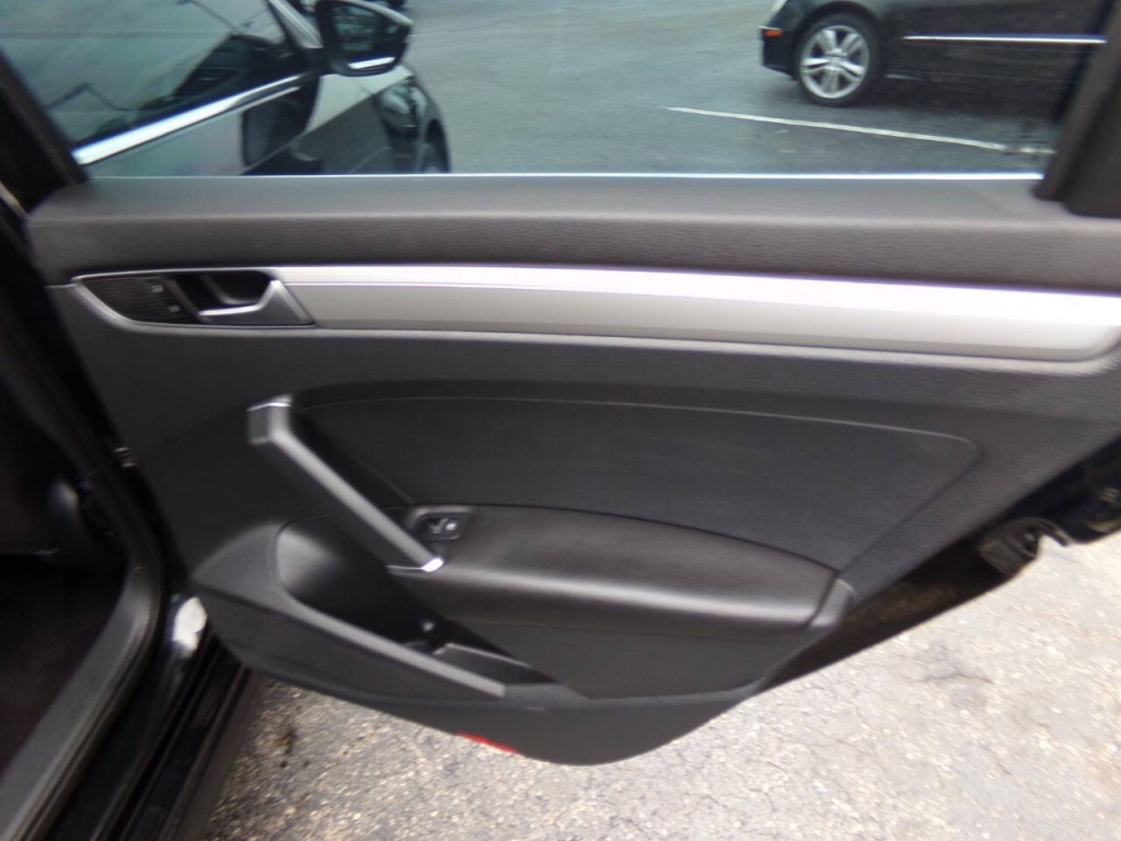 2016 Volkswagen Passat Image 21