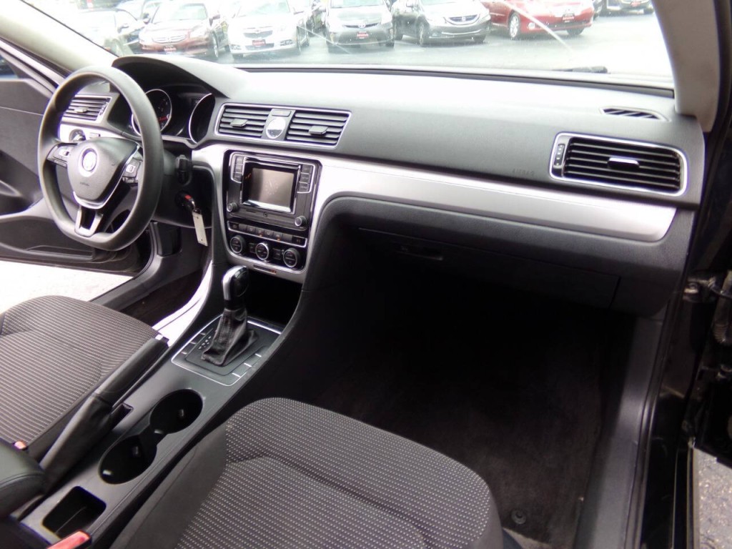 2016 Volkswagen Passat Image 24
