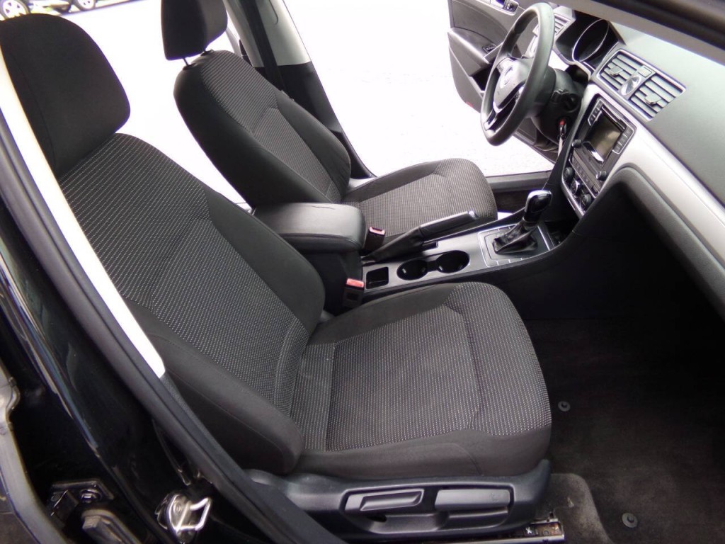 2016 Volkswagen Passat Image 25