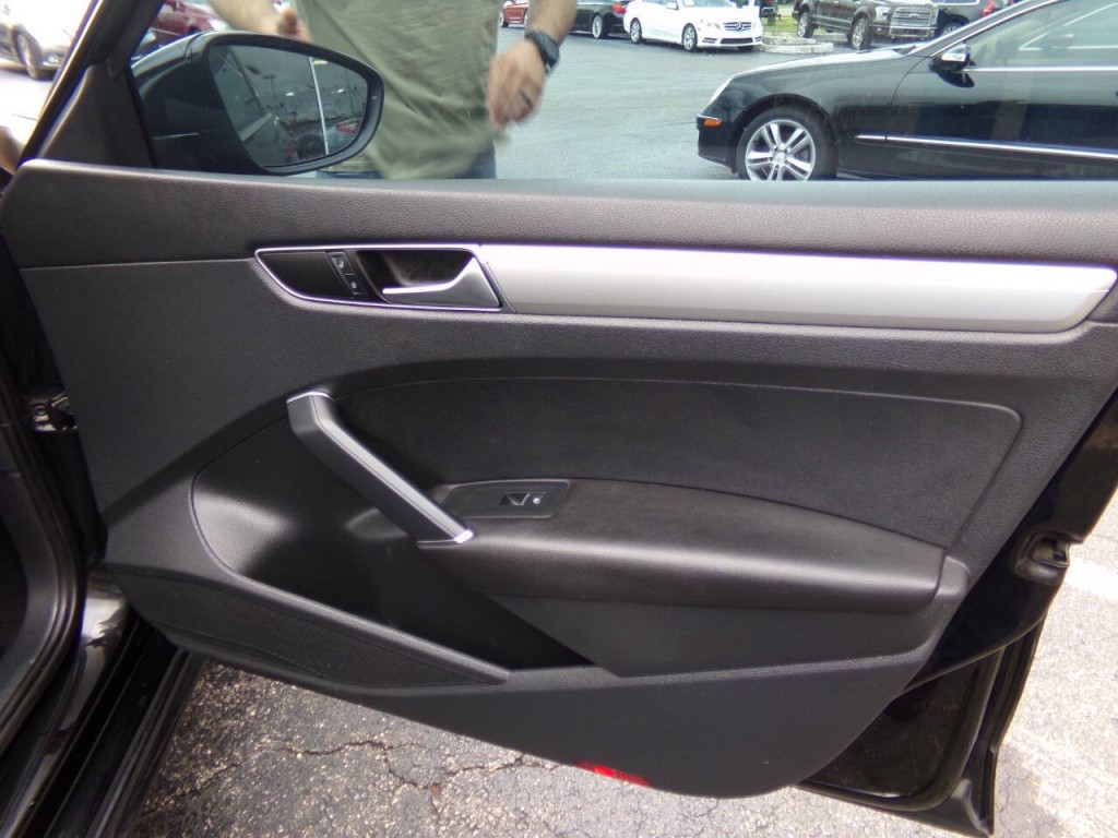2016 Volkswagen Passat Image 26