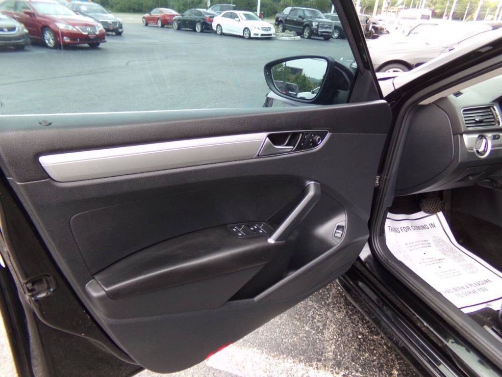 2016 Volkswagen Passat Image 30