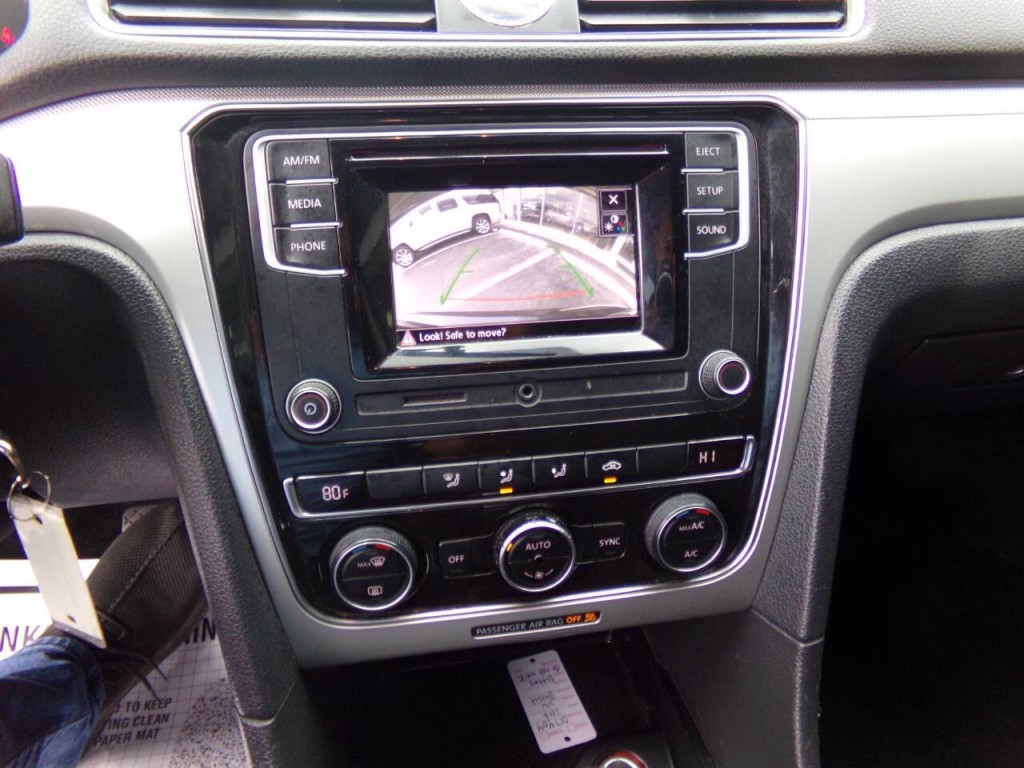 2016 Volkswagen Passat Image 32