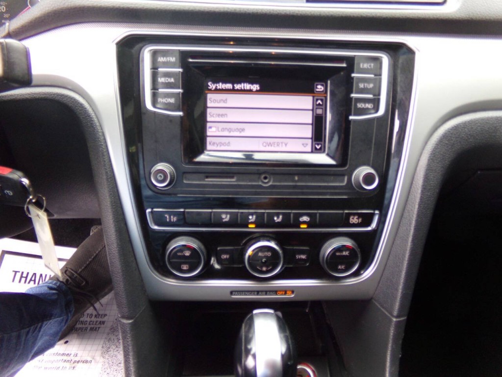 2016 Volkswagen Passat Image 33