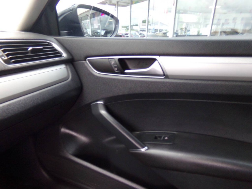 2016 Volkswagen Passat Image 35