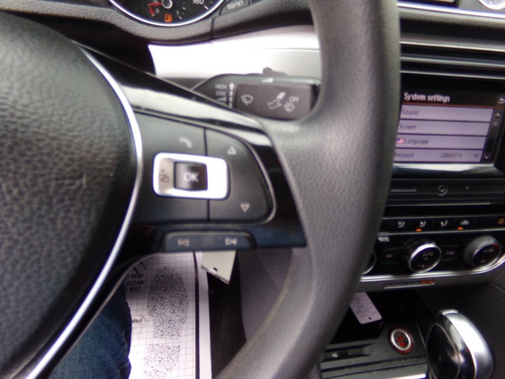 2016 Volkswagen Passat Image 36