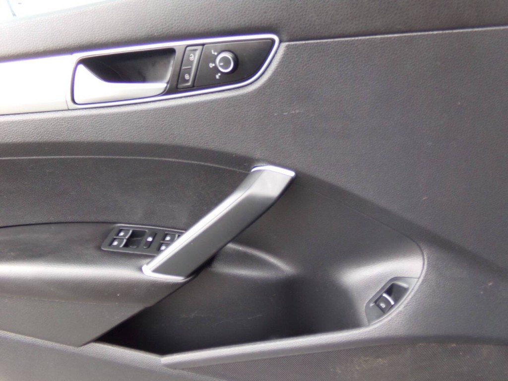 2016 Volkswagen Passat Image 39