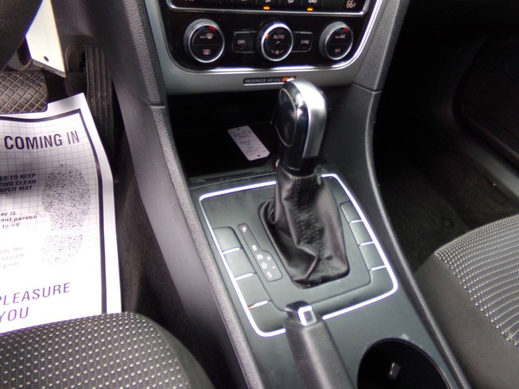 2016 Volkswagen Passat Image 40
