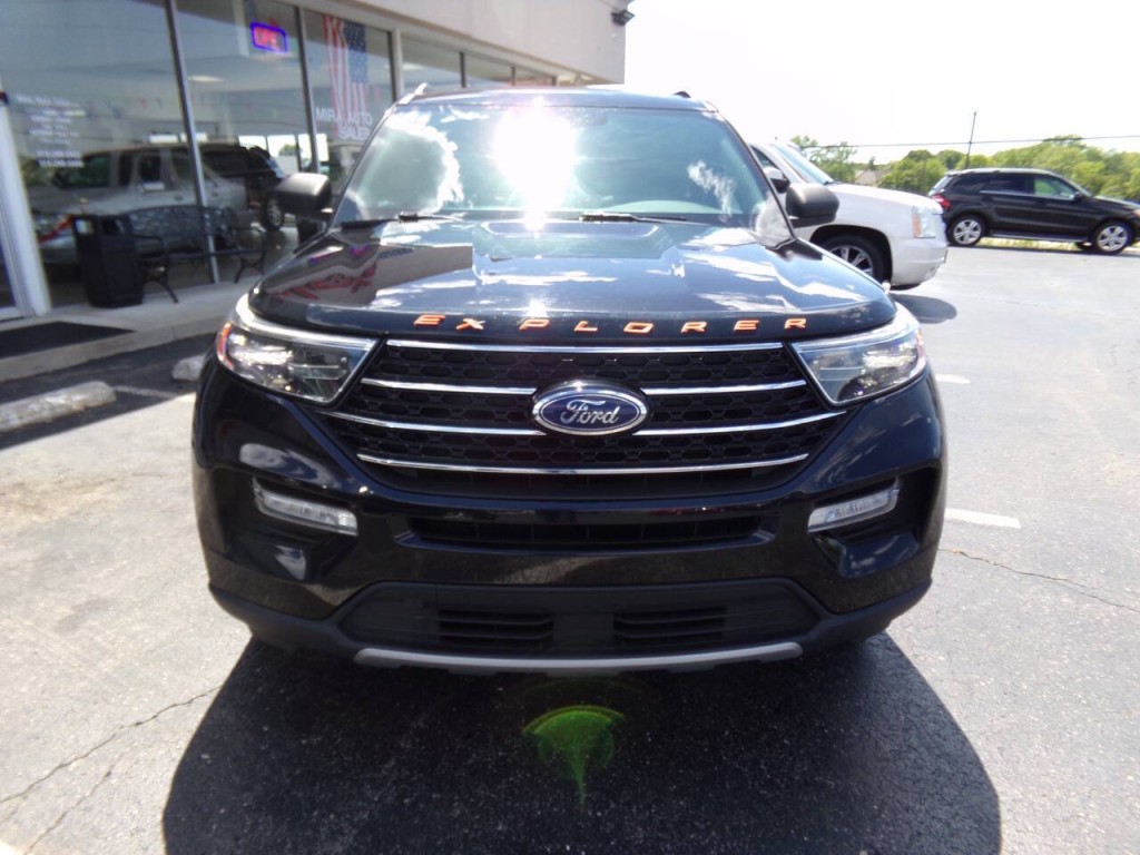 2020 Ford Explorer Image 2