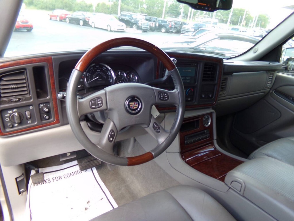 2005 Cadillac Escalade Image 8