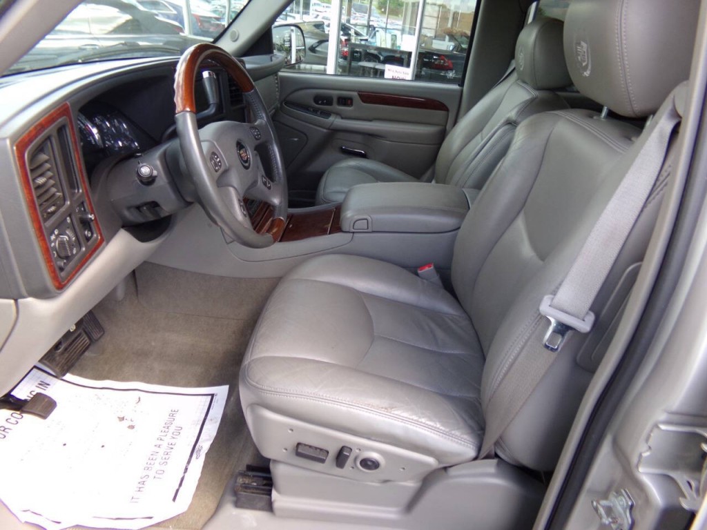 2005 Cadillac Escalade Image 9