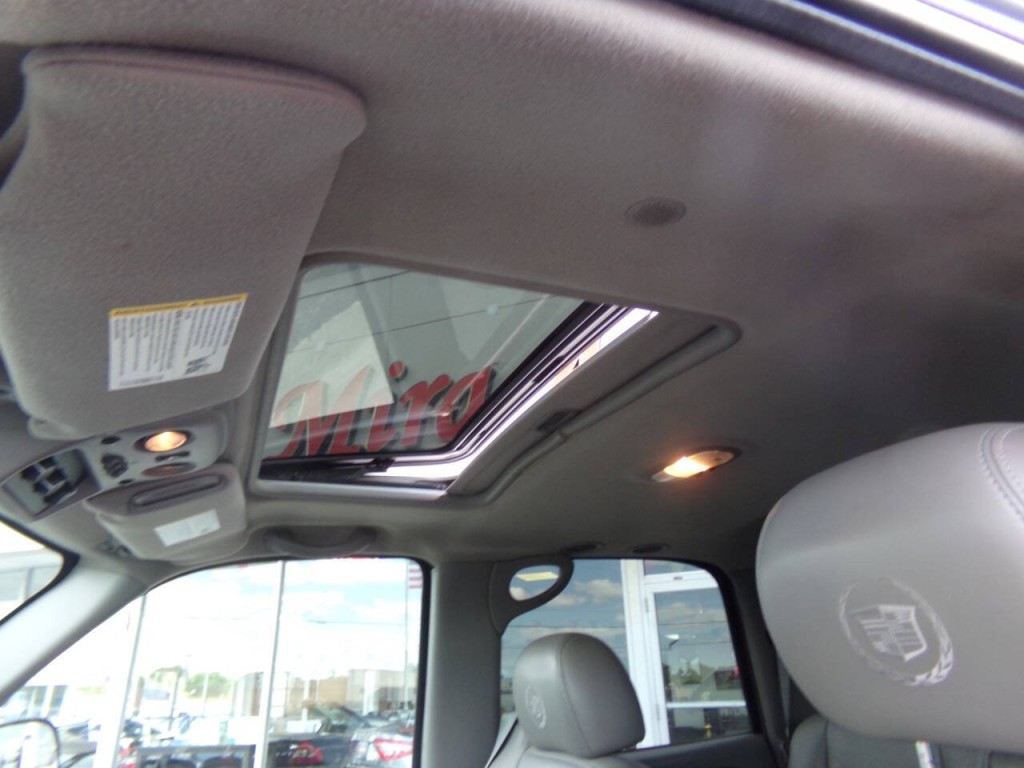 2005 Cadillac Escalade Image 10