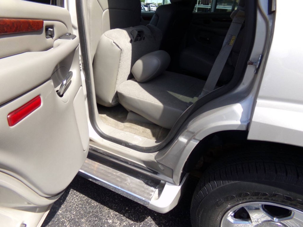 2005 Cadillac Escalade Image 16