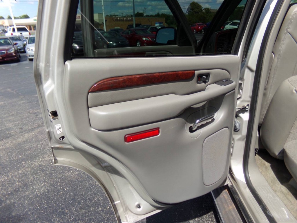 2005 Cadillac Escalade Image 17