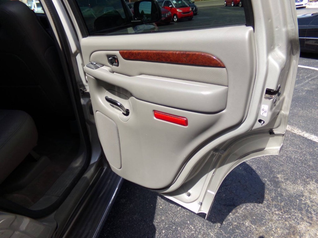 2005 Cadillac Escalade Image 27