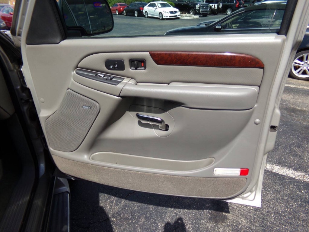 2005 Cadillac Escalade Image 28