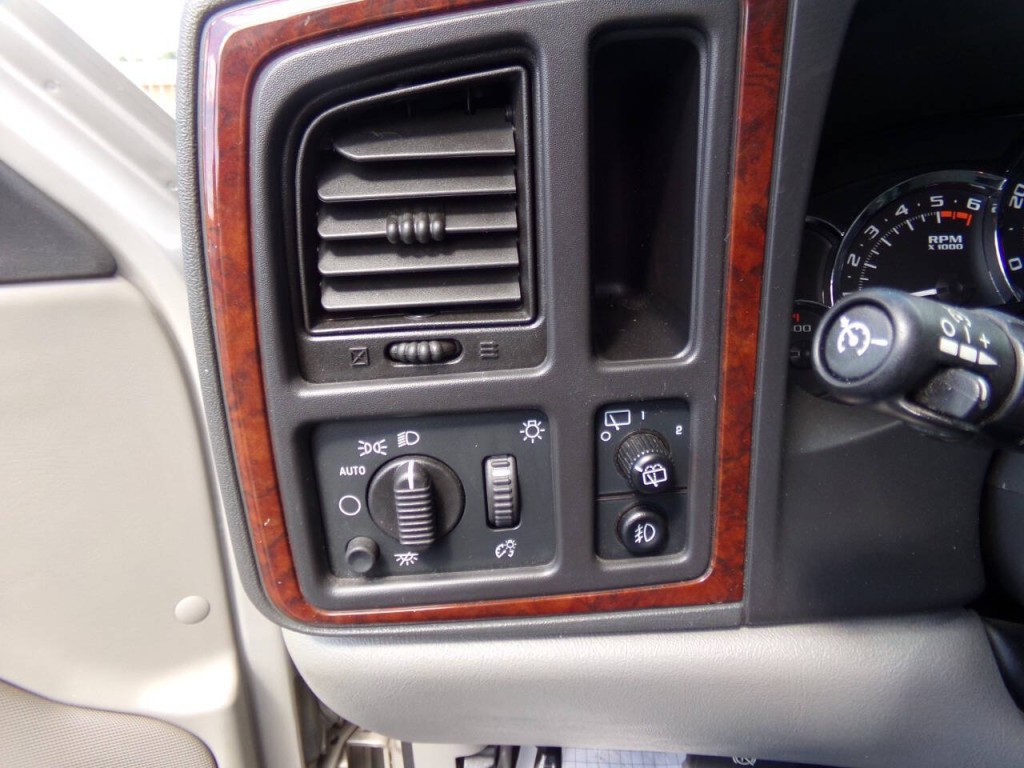 2005 Cadillac Escalade Image 60
