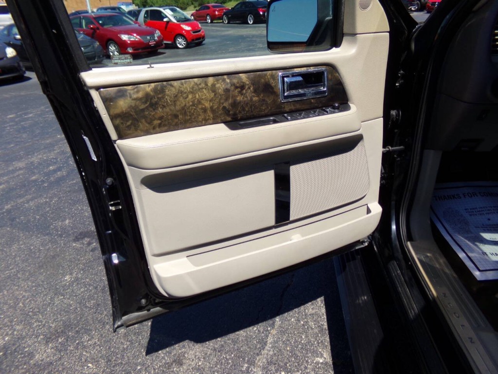 2016 Lincoln Navigator Image 12