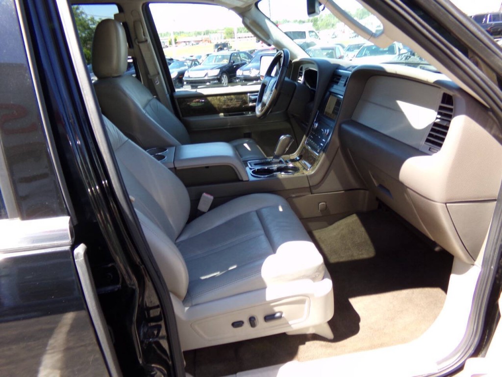 2016 Lincoln Navigator Image 32