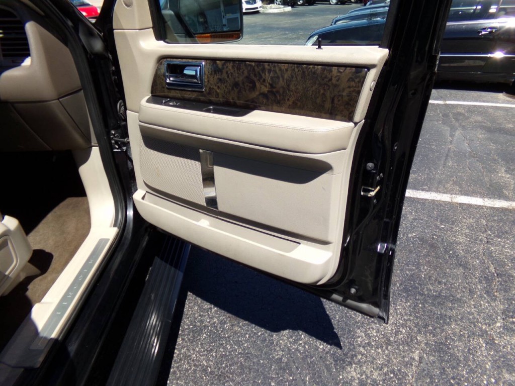 2016 Lincoln Navigator Image 35