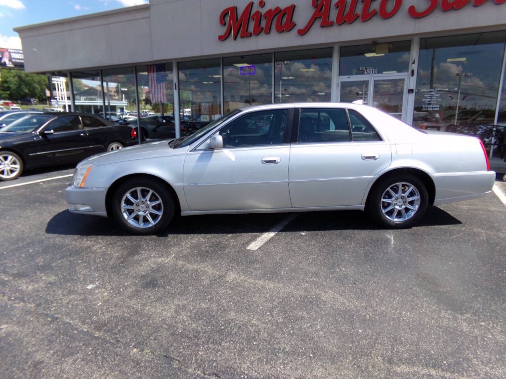 2010 Cadillac DTS Image 2