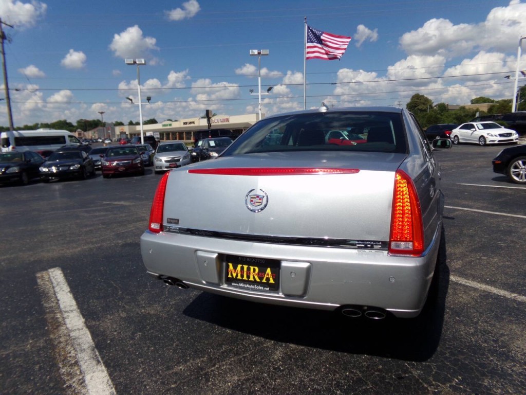 2010 Cadillac DTS Image 3