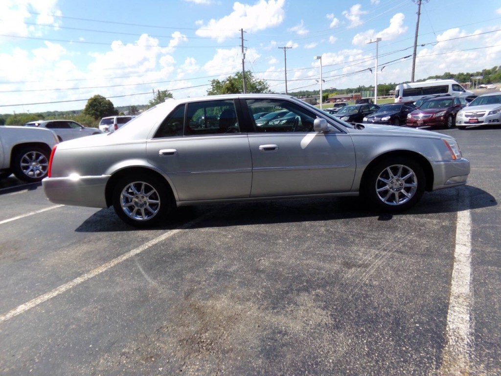 2010 Cadillac DTS Image 4