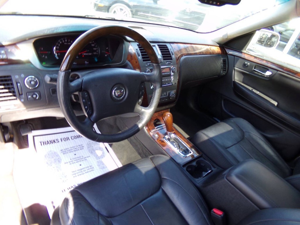 2010 Cadillac DTS Image 8