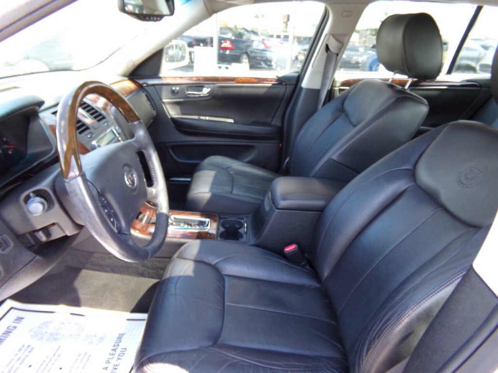 2010 Cadillac DTS Image 9