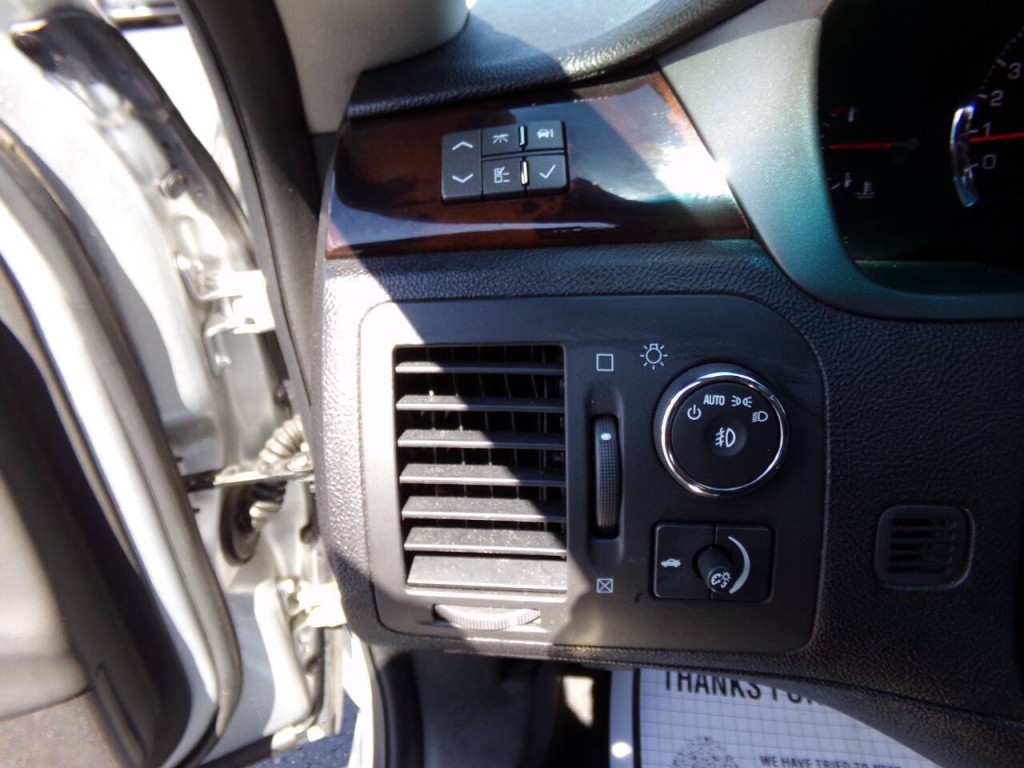 2010 Cadillac DTS Image 22